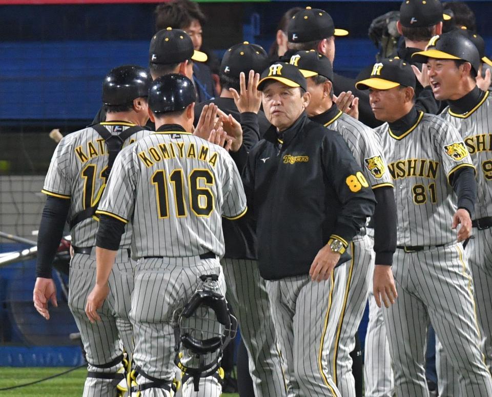 ヤクルトに連勝し、ナインとタッチを交わす岡田監督（中央）＝撮影・西岡正