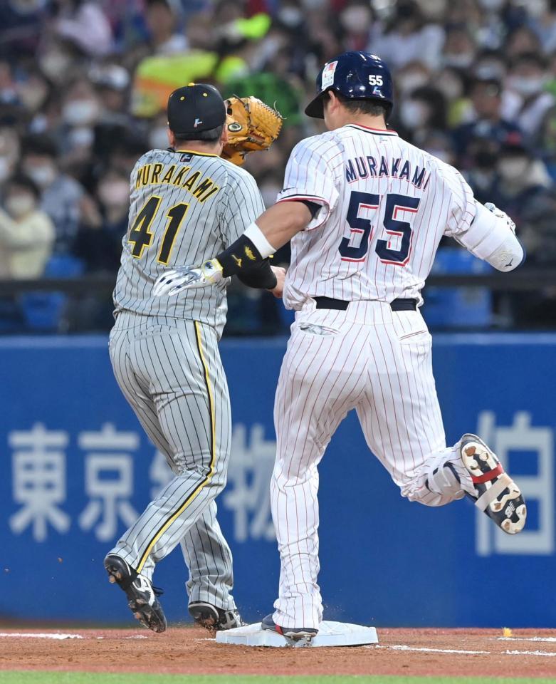 　２回、村上（右）の打球で一塁ベースカバーに入る村上（撮影・高部洋祐）