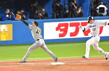 　２回、村上の二塁への打球でベースカバーに入った村上（左）の足がベースを離れるも判定はアウト（撮影・西岡正）