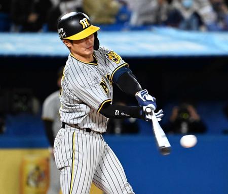 　８回、中前打を放ち猛打賞の坂本