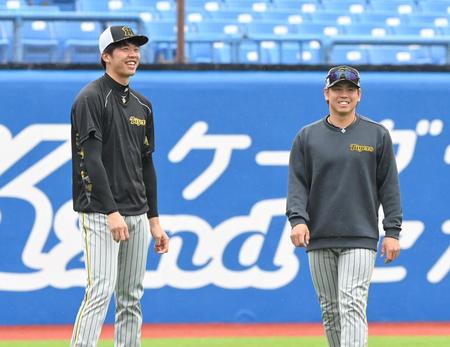 　試合前、談笑する才木（左）と梅野（撮影・高部洋祐）