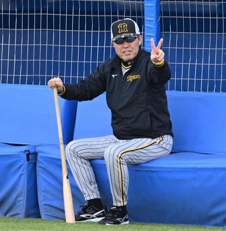 　ご機嫌の岡田監督（撮影・金田祐二）