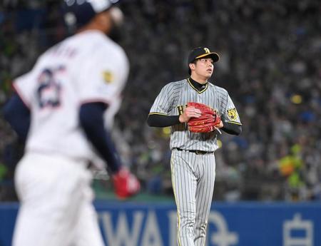 　３回、サンタナ（左）に２ランを浴びた才木（撮影・高部洋祐）