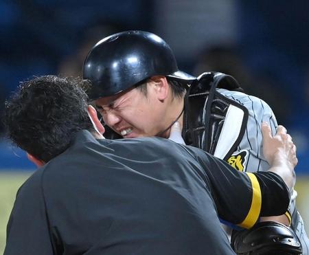 　２回、打者・吉村の時に負傷し苦しむ梅野（撮影・高部洋祐）