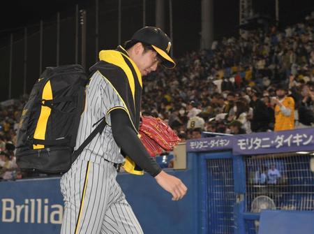 　ヤクルトに敗れ、グラウンドから引き揚げる才木（撮影・高部洋祐）