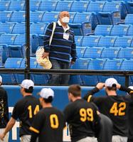 　練習を見る松村邦洋（撮影・金田祐二）