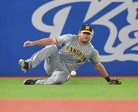 　３回、浜田の打球を捕れず、二塁打とするノイジー（撮影・西岡正）