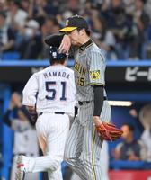　３回、村上に先制犠飛を打たれ、浜田（５１）の生還を許す才木（撮影・高部洋祐）