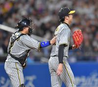 　３回、ヤクルトに先制を許し、梅野（左）から背中を押される才木（撮影・西岡正）