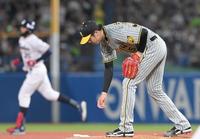 　３回、サンタナ（左）に２ランを浴びた才木（撮影・高部洋祐）