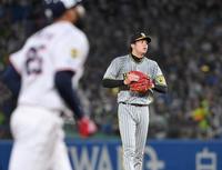 　３回、サンタナ（左）に２ランを浴びた才木（撮影・高部洋祐）