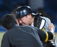 　２回、打者・吉村の時に負傷し苦しむ梅野（撮影・高部洋祐）