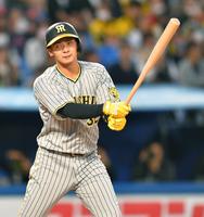 　１回、空振り三振に倒れる井上（撮影・西岡正）