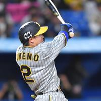 　５回、右前打を放つ梅野（撮影・西岡正）