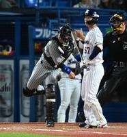 　３回、オスナの二盗を阻止する梅野（撮影・金田祐二）