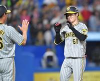 　６回、右越えソロを放ち、笑顔で生還する中野（撮影・西岡正）