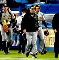 　渋い表情で球場を後にする岡田監督（撮影・金田祐二）