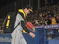 　ヤクルトに敗れ、グラウンドから引き揚げる才木（撮影・高部洋祐）