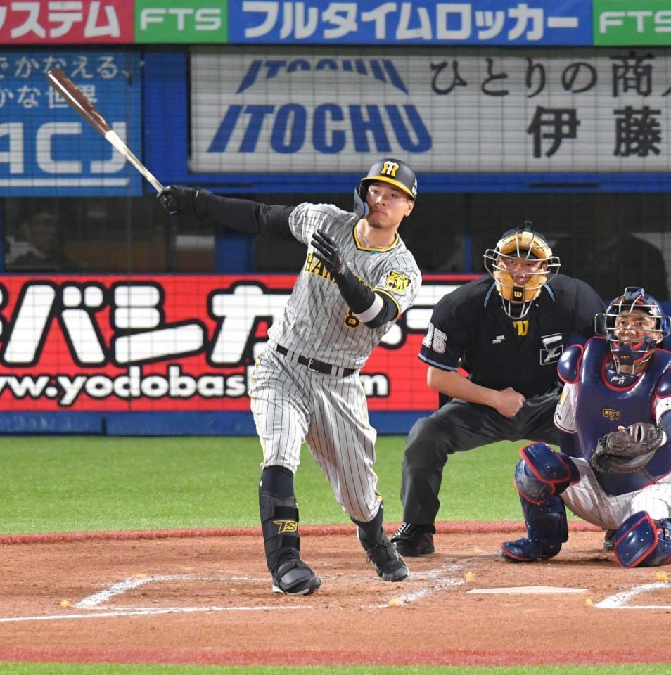 　５回、先制ソロを放つ佐藤輝（撮影・西岡正）