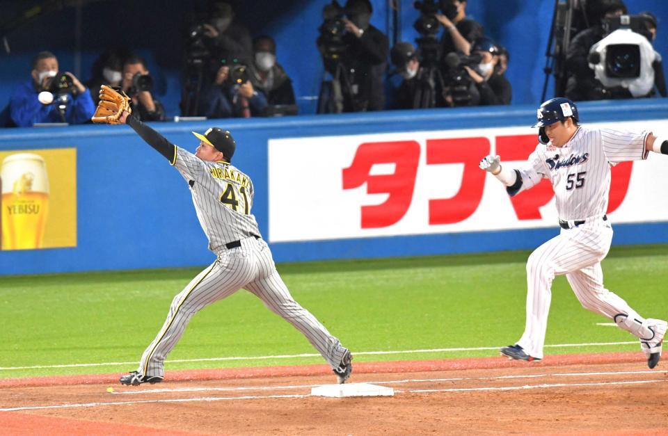 　２回、村上の二塁への打球でベースカバーに入った村上（左）の足がベースを離れるも判定はアウト（撮影・西岡正）