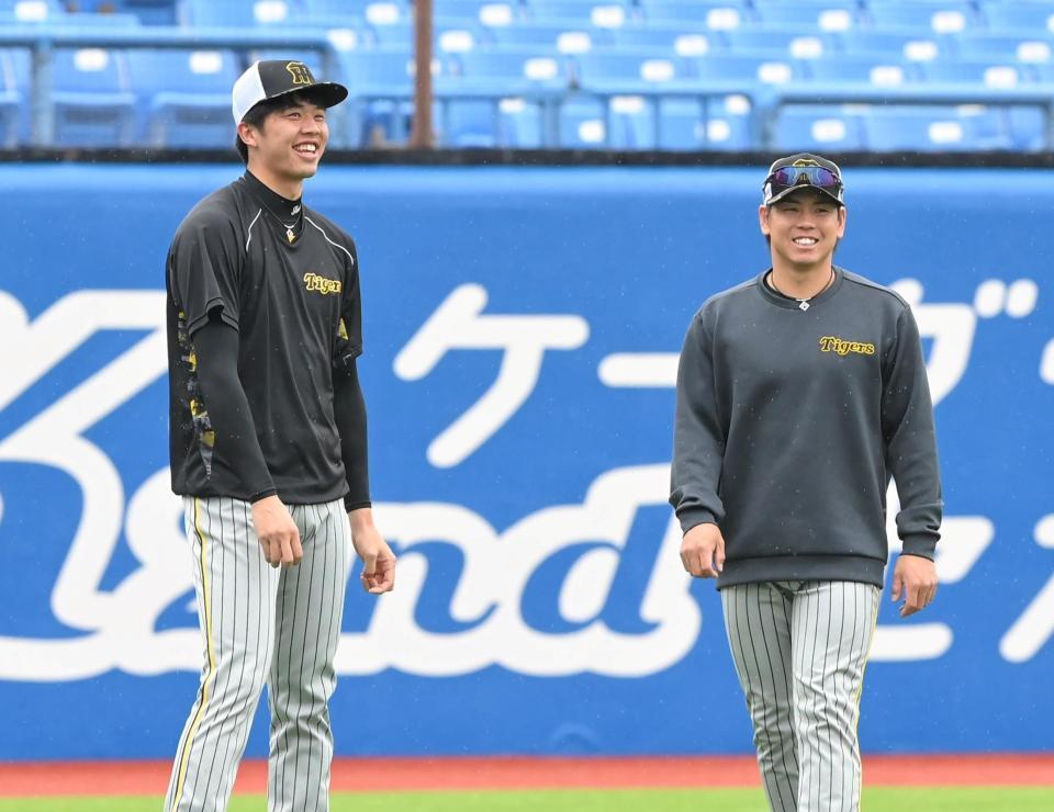 　試合前、談笑する才木（左）と梅野（撮影・高部洋祐）