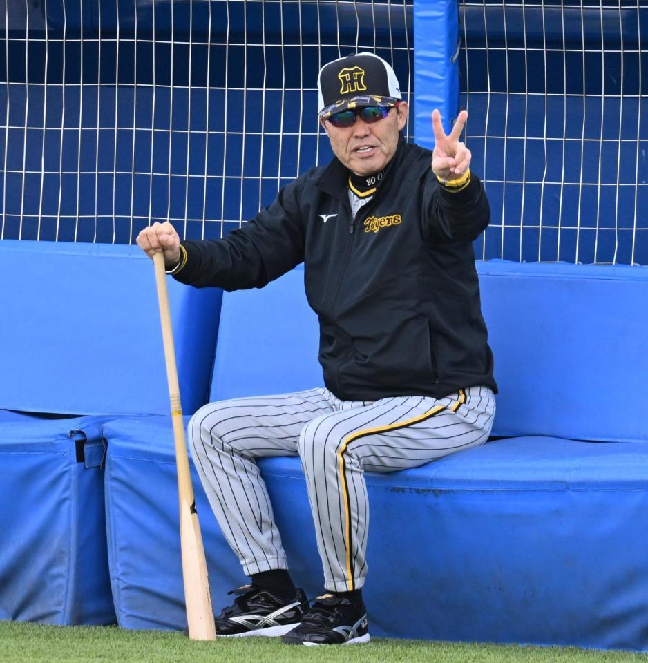 　ご機嫌の岡田監督（撮影・金田祐二）