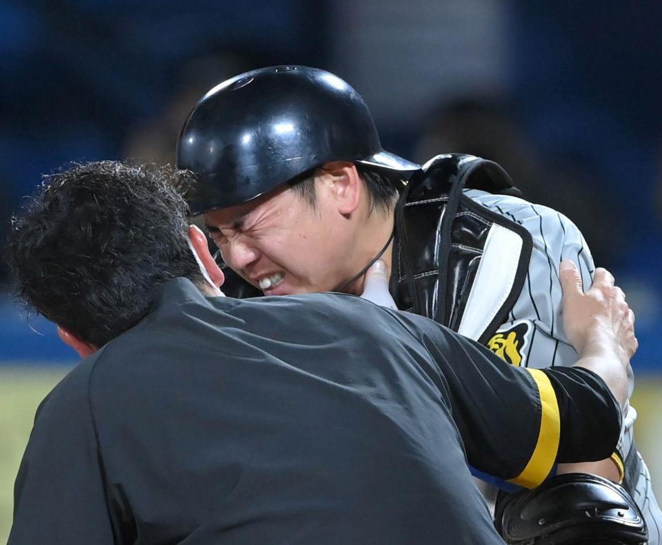 　２回、打者・吉村の時に負傷し苦しむ梅野（撮影・高部洋祐）