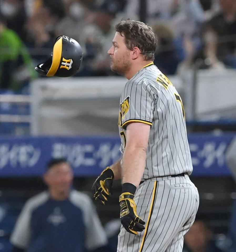 　３回、三ゴロに倒れ悔しがるノイジー（撮影・高部洋祐）