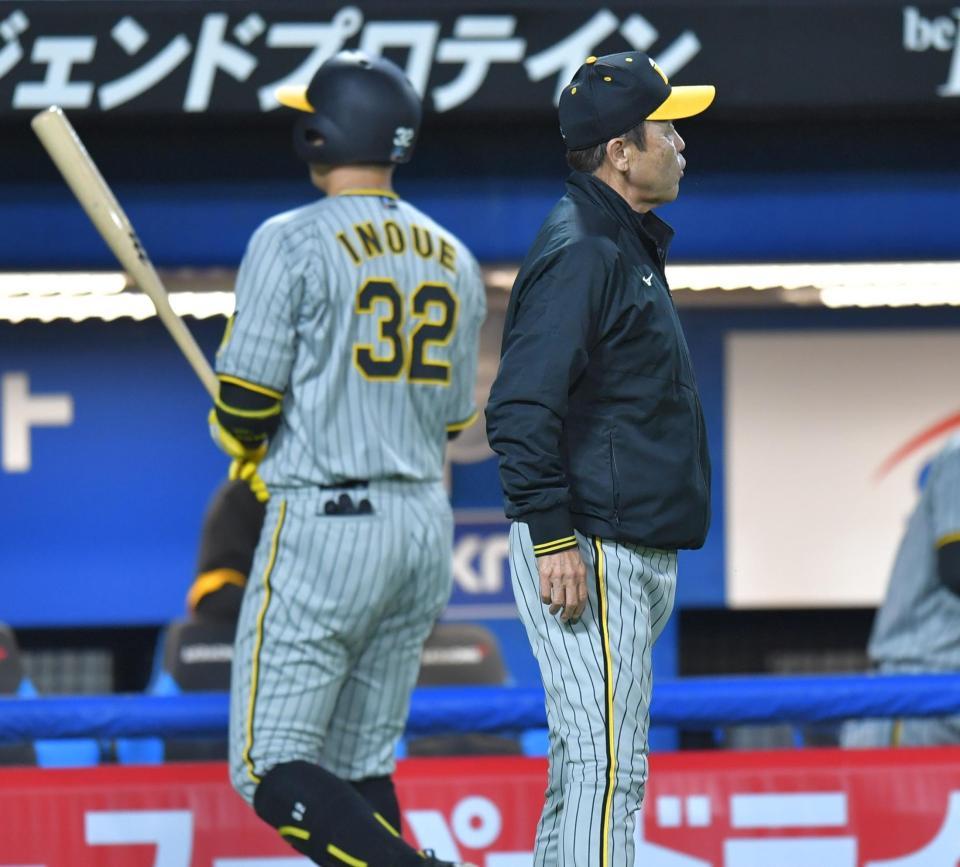 　４回、井上（左）と才木の交代を告げに向かう岡田監督（撮影・西岡正）