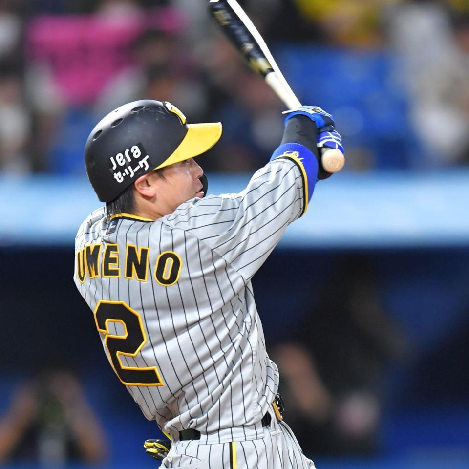 　５回、右前打を放つ梅野（撮影・西岡正）