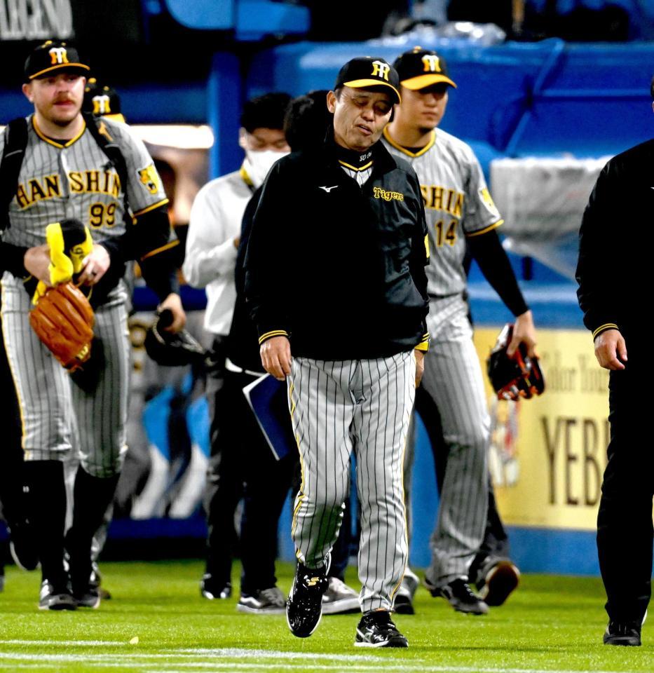 　渋い表情で球場を後にする岡田監督（撮影・金田祐二）