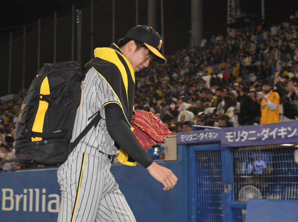 　ヤクルトに敗れ、グラウンドから引き揚げる才木（撮影・高部洋祐）