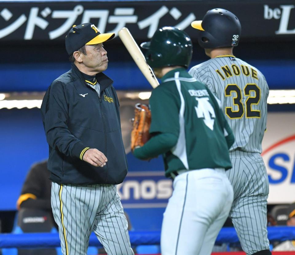 　４回、井上（右）と才木の交代を告げに向かう岡田監督（撮影・西岡正）