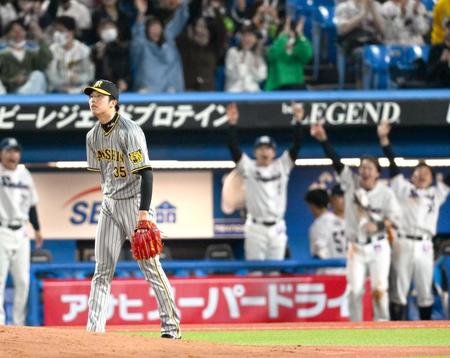 　３回、サンタナに２ランを浴び、がっくり肩を落とす才木（撮影・金田祐二）