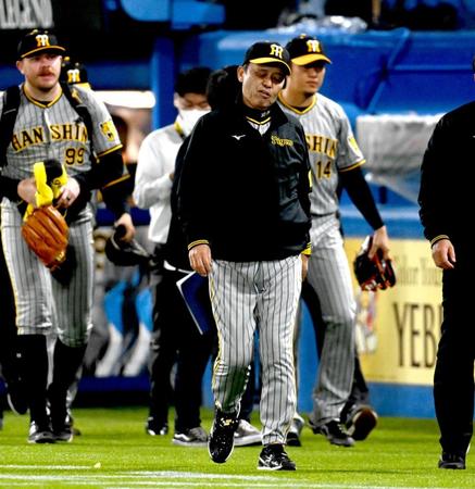 　渋い表情で球場を後にする岡田監督（撮影・金田祐二）