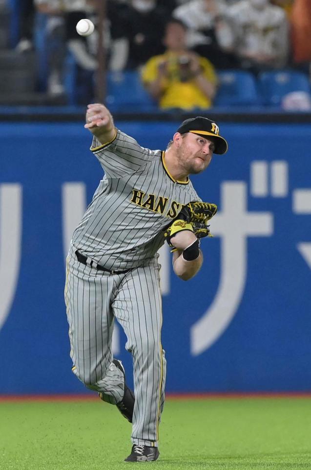 　６回、浜田の打球を処理し、素早く三塁に送球するノイジー（撮影・高部洋祐）