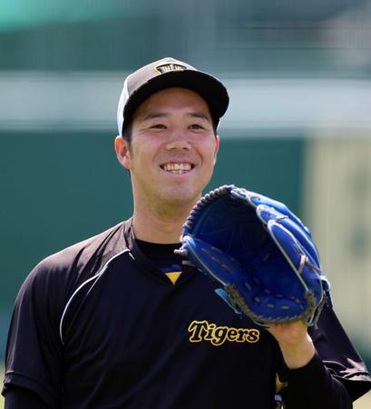 　練習中、笑顔を見せる阪神・青柳