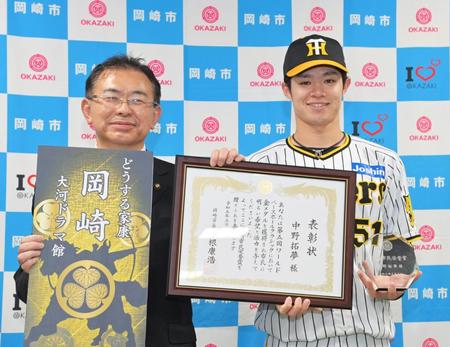 　岡崎市民栄誉賞を中根康浩岡崎市長（左）から授与された中野（撮影・立川洋一郎）