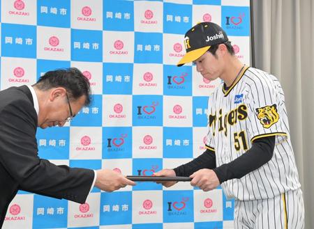 　岡崎市民栄誉賞を中根康浩岡崎市長（左）から授与される中野（撮影・立川洋一郎）