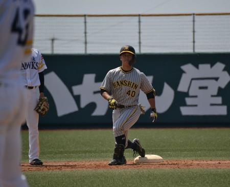 　四回１死満塁で左翼線２点適時二塁打を放った井坪