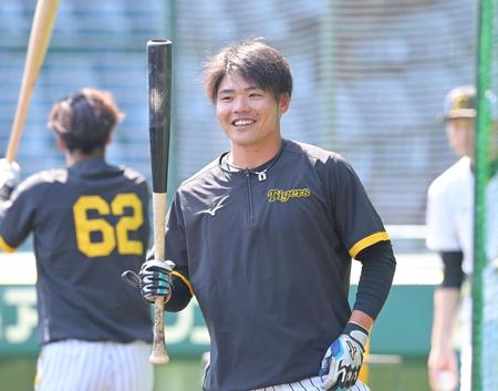 　１軍に合流して打撃練習する小野寺（撮影・立川洋一郎）