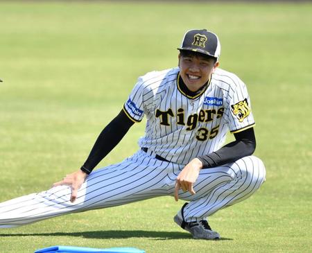 　笑顔を見せる才木（撮影・中田匡峻）