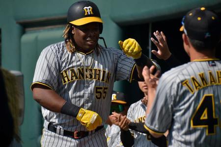 　８回、ウエスタン１号となる左翼ソロを放ち、仲間とハイタッチを交わすミエセス