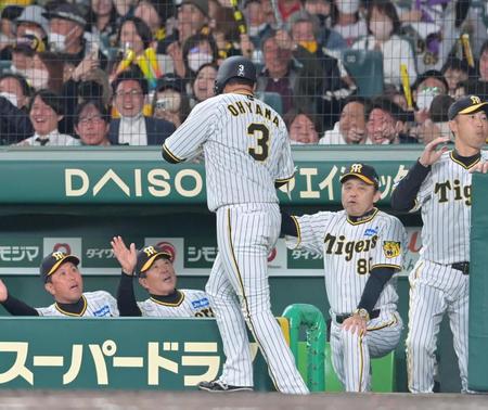 　４回、佐藤輝の適時二塁打で生還した大山（３）とタッチを交わす岡田監督（撮影・立川洋一郎）