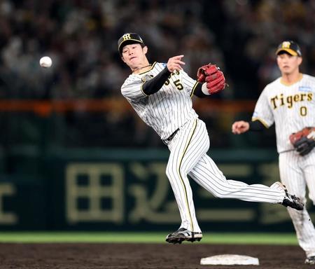 　５回、中野は大島の打球を好捕し一塁アウトにする（撮影・山口登）