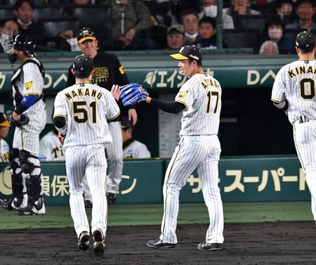 　５回を投げ終え、中野（左）とタッチを交わす青柳（撮影・中田匡峻）