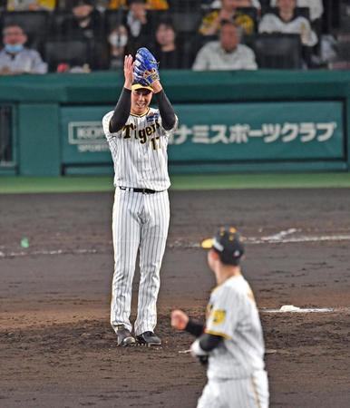 　５回、大島の打球に好守を見せた中野（手前）をたたえる青柳（撮影・中田匡峻）