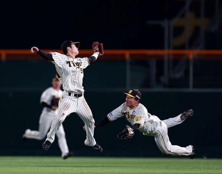 　７回、アルモンテの飛球を好捕する中野（右は小野寺）＝撮影・山口登