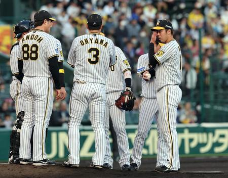 　１回、先制を許し青柳（右）らナインがマウンド集まる（撮影・山口登）