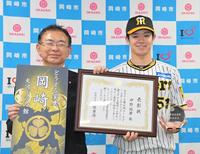 　岡崎市民栄誉賞を中根康浩岡崎市長（左）から授与された中野（撮影・立川洋一郎）